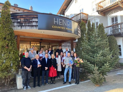  Gruppenbild vor dem Henri House Kitzbühel bei der Eröffnung