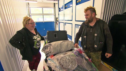 Die Punker Lausi (32) und Paddy (39) holen in Bremerhaven ihre
letzten Habseligkeiten aus einer Lagerbox ab. / Weiterer Text über
ots und www.presseportal.de/nr/6605 / Die Verwendung dieses Bildes
für redaktionelle Zwecke ist unter Beachtung aller mitgeteilten
Nutzungsbedingungen zulässig und dann auch honorarfrei.
Veröffentlichung ausschließlich mit Bildrechte-Hinweis.