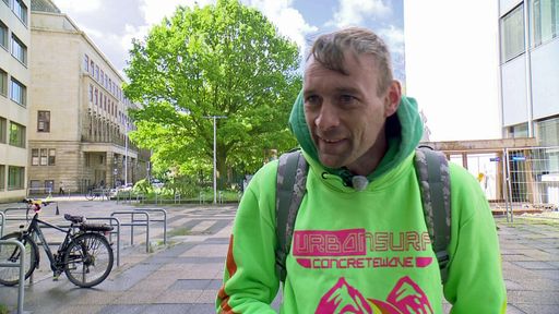 Vorschau Bild von Der obdachlose Stephan (42) hat endlich die Aussicht auf eine
neue Wohnung. Das Angebot von der Wohnungsgesellschaft hätte er
schon, ihm fehlt nur noch die Freigabe durch das Jobcenter. /
Weiterer Text über ots und www.presseportal.de/nr/6605 / Die
Verwendung dieses Bildes für redaktionelle Zwecke ist unter
Beachtung aller mitgeteilten Nutzungsbedingungen zulässig und dann
auch honorarfrei. Veröffentlichung ausschließlich mit
Bildrechte-Hinweis.