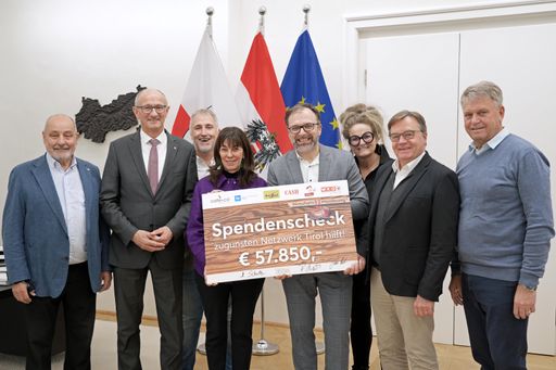 v.l.n.r. Herbert Peer (Koordinator von „Netzwerk Tirol hilft“),
Anton Mattle (Landeshauptmann), Herbert Rieser (Organisator der
café+co Wirtschaftswanderung), Martha Schultz (Geschäftsführerin der
Schultz Gruppe), Fritz Kaltenegger (Geschäftsführer von café+co
International), Theresia Rauch (Obfrau von „Zillertaler helfen
Zillertalern“), Günther Platter (Landeshauptmann a.D. und Obmann des
„Netzwerk Tirol hilft“) und Franz Hauser (Bürgermeister von
Schwendau) bei der Übergabe des diesjährigen Spendenschecks.