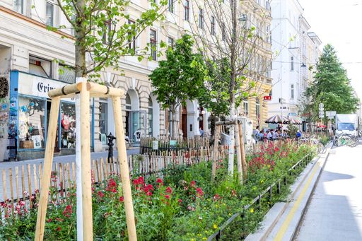 Vorschau Bild von Begrünungsbeispiel und Platzgestaltung in Wien Neubau - der neu
gestaltete Ruth-Klüger-Platz in der Burggasse