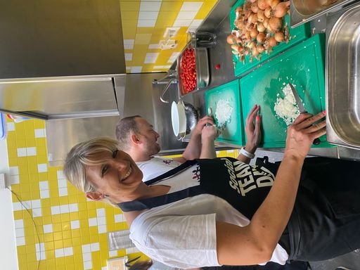 Vorschau Bild von Schmackhafte Mahlzeiten wurden zubereitet und in
Obdachloseneinrichtungen, etwa der Caritas oder der Vinzi-Werke,
verteilt. Dabei wurden nicht nur Essen, sondern auch Wärme und
Menschlichkeit gespendet.