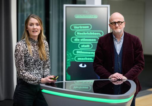 Vanessa Bitter (l), Projektleiterin ,,Jahr der Nachricht", und
Meinolf Ellers, Geschäftsführer UseTheNews gGmbh, stehen bei der
Pressekonferenz zum Abschluss vom ,,Jahr der Nachricht" im Newsroom
der Deutschen Presse-Agentur dpa in Berlin. / Weiterer Text über ots
und www.presseportal.de/nr/168022 / Die Verwendung dieses Bildes für
redaktionelle Zwecke ist unter Beachtung aller mitgeteilten
Nutzungsbedingungen zulässig und dann auch honorarfrei.
Veröffentlichung ausschließlich mit Bildrechte-Hinweis.