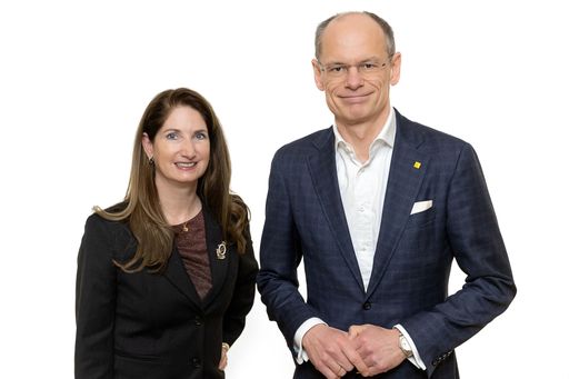 v.l.n.r. Patricia Kasandziev (Vorstandsmitglied bank99), Walter
Oblin (Generaldirektor Österreichische Post AG)