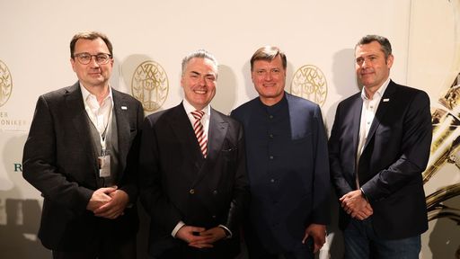 Die Wiener Philharmoniker widmeten die Neujahrskonzertspende 2024
Umweltschutzprojekten des Verbands alpiner Vereine Österreichs. Das
Foto zeigt VAVÖ Präsident und Vize-Präsident bei der Pressekonferenz
zum Neujahrskonzert.