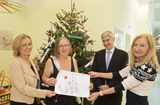 Übergabe des Wünschebaums in der Klinik Hietzing mit berührenden
Kinderwünschen für Krebspatient:innen.
