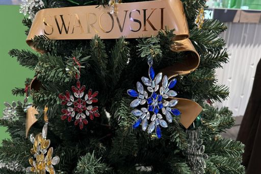  Weihnachtsbaum aus Plastik mit Swarovski Sternen.