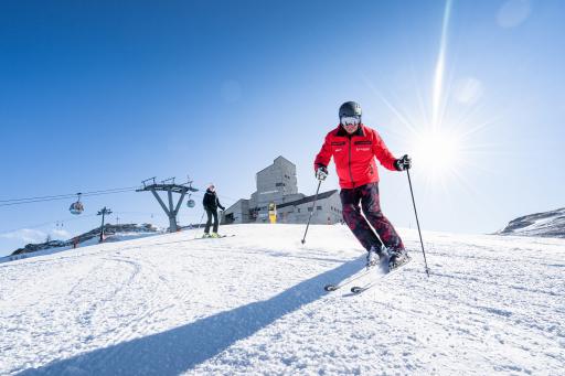 Zwei Skifahrer ziehen unterhalb der Kaiserburg im Skigebiet Bad
Kleinkircheim ihre Schwünge.