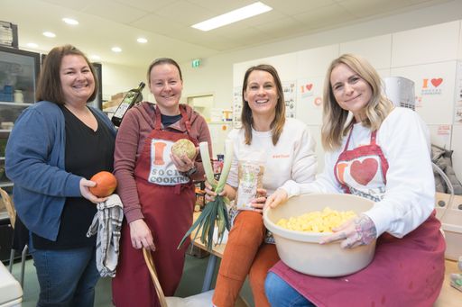 Julia Hiebl, Janin Dick und Verena Steindl (v.l.) aus dem dm
Verteilzentrum Enns und Christine Landerl (3. v. l.) aus dem dm
dialogicum unterstützen das dm Festessen tatkräftig.