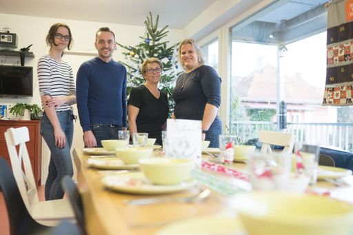 Vorschau Bild von V.r.: Simone Keclik, Sieglinde Hagn (dm Verteilzentrum Enns) und
Bernhard Moser (Mitglied der dm Geschäftsleitung) kochten gemeinsam
mit dem Team von Wohnhausbetreuerin Alexandra Parzer (l.) ein
Drei-Gänge-Menü im Sozialen Wohnservice Wels.