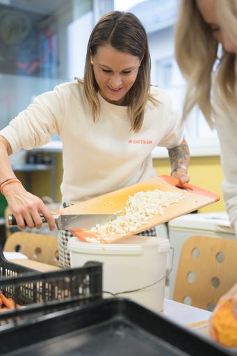 Vorschau Bild von Bei der Umsetzung der Festessen vor Ort sind viele freiwillige
Helferinnen und Helfer im Einsatz, darunter auch zahlreiche dm
Mitarbeitende. Sie nutzen ihren „mehr vom leben tag“, einen
zusätzlichen freien Tag für soziales Engagement, um beim Kochen und
Dekorieren zu unterstützen.