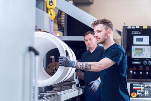 Produktion von Hohlzylindern (Billets) aus klarem Quarzglas. /
Weiterer Text über ots und www.presseportal.de/nr/23114 / Die
Verwendung dieses Bildes für redaktionelle Zwecke ist unter
Beachtung aller mitgeteilten Nutzungsbedingungen zulässig und dann
auch honorarfrei. Veröffentlichung ausschließlich mit
Bildrechte-Hinweis.