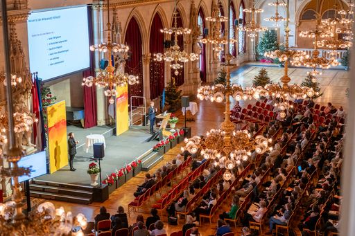 Vorschau Bild von Wiener Gesundheitsförderungskonferenz 2024 - ein Blick in den
vorweihnachtlich geschmückten Festsaal des Wiener Rathauses.