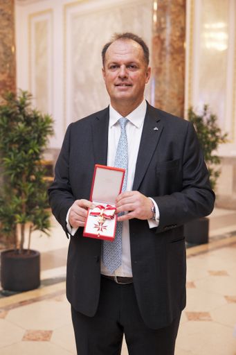 Philipp von Lattorff receives the Great Golden Medal of Honor for services to the Republic of Austria