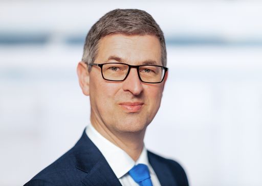  Kapitalmarktstratege Tilmann Galler stellt jedes Jahr seine
beliebten "Thesen für das neue Jahr" vor. Für 2025 erwartet er eine
weitere Dominanz der US-Aktienmärkte, aber auch mehr
Marktschwankungen. / Weiterer Text über ots und
www.presseportal.de/nr/77366 / Die Verwendung dieses Bildes für
redaktionelle Zwecke ist unter Beachtung aller mitgeteilten
Nutzungsbedingungen zulässig und dann auch honorarfrei.
Veröffentlichung ausschließlich mit Bildrechte-Hinweis.