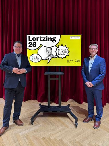 Vorschau Bild von Startschuss zum Vorverkauf: Tobias Wolff, Intendant der Oper
Leipzig (li), zusammen mit Torsten Rose, Direktor der Musikalischen
Komödie / Weiterer Text über ots und www.presseportal.de/nr/70361 /
Die Verwendung dieses Bildes für redaktionelle Zwecke ist unter
Beachtung aller mitgeteilten Nutzungsbedingungen zulässig und dann
auch honorarfrei. Veröffentlichung ausschließlich mit
Bildrechte-Hinweis.
