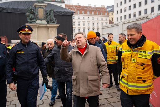 Vorschau Bild von Bürgermeister Michael Ludwig zu Besuch in der Sicherheitszentrale
des 33. Wiener Silvesterpfads.