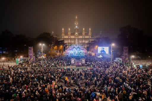 Vorschau Bild von Eine der acht Bühnen beim Wiener Silvesterpfad 2024