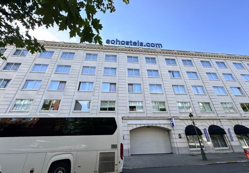  Fassade des neuen a&o Hostel Brüssel Centrum. Ein weißes modernes
Gebäude mit charakteristischem aohostels.com Schriftzug