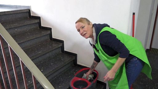 Conni (52) verdient sich 720 Euro zu ihrer Rente dazu. / Weiterer
Text über ots und www.presseportal.de/nr/6605 / Die Verwendung
dieses Bildes für redaktionelle Zwecke ist unter Beachtung aller
mitgeteilten Nutzungsbedingungen zulässig und dann auch honorarfrei.
Veröffentlichung ausschließlich mit Bildrechte-Hinweis.
