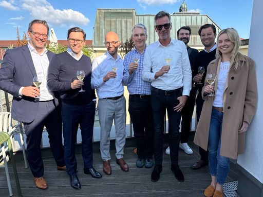  Das tecRacer- und IT Capital Partners-Team feiert den Start der
strategischen Partnerschaft auf dem Weg zur europäischen Expansion
und AWS-Thought-Leadership. / Weiterer Text über ots und
www.presseportal.de/nr/171900 / Die Verwendung dieses Bildes für
redaktionelle Zwecke ist unter Beachtung aller mitgeteilten
Nutzungsbedingungen zulässig und dann auch honorarfrei.
Veröffentlichung ausschließlich mit Bildrechte-Hinweis.
