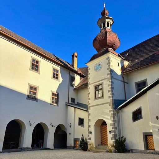  Schloss Grades Innenhof mit Turm
