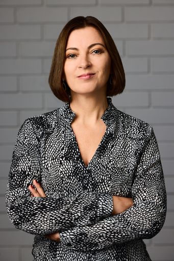 Vorschau Bild von Generalsekretärin Eveline Hruza freut sich über das neue Produkt