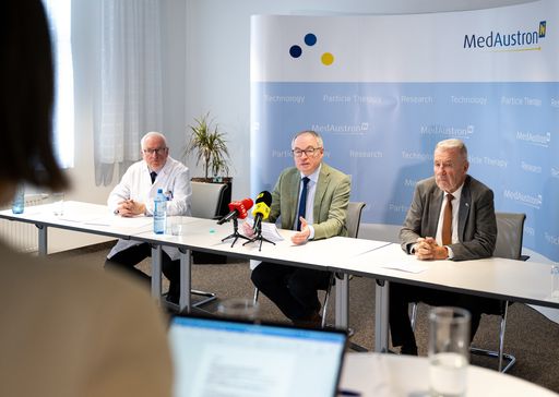  Ärztlicher Direktor und Geschäftsführer Eugen B. Hug,
Landeshauptfrau-Stellvertreter Stephan Pernkopf, MedAustron
Aufsichtsratsvorsitzender Klaus Schneeberger