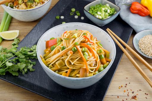 Die würzigen Asianudeln mit knackigem Gemüse sind ein Highlight
der FIT mit Genuss Themenwochen.