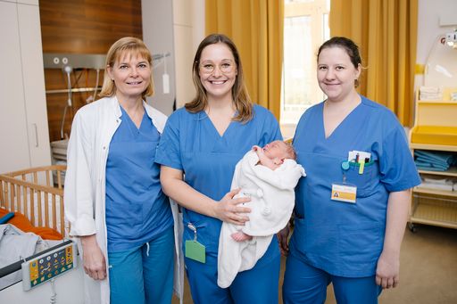 Vorschau Bild von Ein engagiertes Team an Ärzt*innen, Hebammen und Pflegekräften
sorgt für eine sehr persönliche Betreuung von Mutter und Kind.