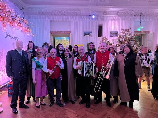 Vorschau Bild von Vertreter:innen der Oststeiermark (u.a. Stoakogler, Apfelmänner)
beim Steirerball in der Hofburg in Wien.