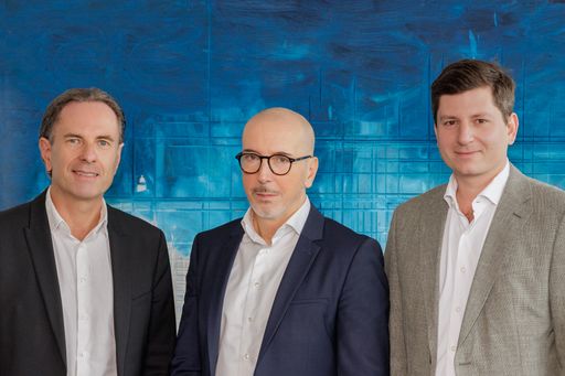  SN Herausgeber Mag. (FH) Maximilian Dasch mit Geschäftsführer
Martin Hagenstein und Prokurist & Bereichsleiter Werbemarkt Mag.
Martin Hagenstein MAS