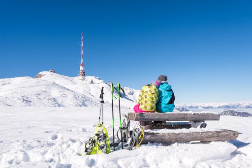 Die leichte Schneeschuhwanderung zum Schnuppern für alle
Altersgruppen lädt dazu ein, die Schönheit der winterlichen
Naturlandschaft zu entdecken, die gesunde Bewegung an der frischen
Luft zu erspüren oder einfach die Seele im langsamen, gleichmäßigen
Schneeschuhschritt baumeln zu lassen.