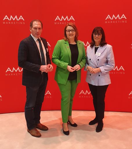 v.l.n.r.: LKÖ-Präsident Josef Moosbrugger, Geschäftsführerin
AMA-Marketing Mag. (FH) Christina Mutenthaler-Sipek, MBA, und
WKÖ-Vizepräsidentin Martha Schultz