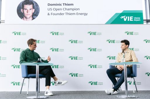 Vorschau Bild von Christoph Schmidt, Geschäftsführer Vienna Airport Conference &
Innovation Center (l.) moderierte eine Diskussion mit Dominic Thiem,
US Open Champion und Gründer von Thiem Energy