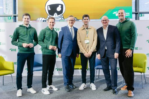 Vorschau Bild von (vlnr.) Thomas Eichtinger, Innovationsboard Flughafen Wien, MSc,
Christoph Schmidt, MSc, LL.M., Geschäftsführer Vienna Airport
Conference & Innovation Center, Dr. Günther Ofner, Vorstand
Flughafen Wien AG, Dominic Thiem, US Open Champion und Gründer von
Thiem Energy, Mag. Julian Jäger, Vorstand der Flughafen Wien AG und
Thomas Dworschak, Innovationsboard Flughafen Wien