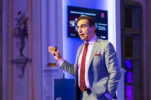  Keynotesprecher Sven Gábor Jánszky deutscher Zukunftsforscher und
Chairman der „2B AHEAD Gruppe“ beim Neujahrsauftakt der DHK in Graz:
„2035 – So arbeiten wir in der Zukunft“