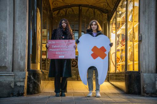 #aufstehn Protestaktion vor der Zahnärztekammer: Zahnfüllungen
müssen kostenlos bleiben