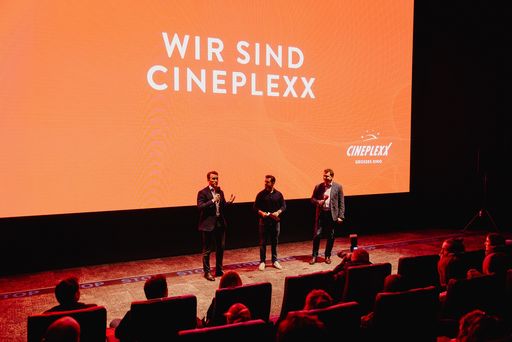 V.l.n.r.: Lucas Langhammer, Mitglied der Cineplexx
Geschäftsführung, Moderator Alex Kratki und Christof Papousek,
Geschäftsführender Gesellschafter und CFO der Constantin
Film-Holding und Cineplexx Kinobetriebe eröffneten die
Programmpräsentation des Kinojahrs 2025 in Wien.