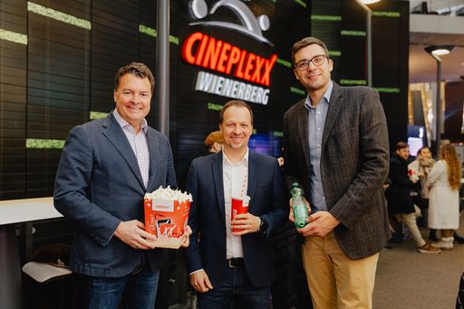 Vorschau Bild von V.l.n.r.: Christof Papousek, Geschäftsführender Gesellschafter
und CFO der Constantin Film-Holding und Cineplexx Kinobetriebe,
Markus Rudorfer. Coca-Cola HBC und Lukas Hrdlicka, Coca-Cola HBC
sind mit Popcorn und Kaltgetränk bestens für die Kinohighlights 2025
ausgestattet.