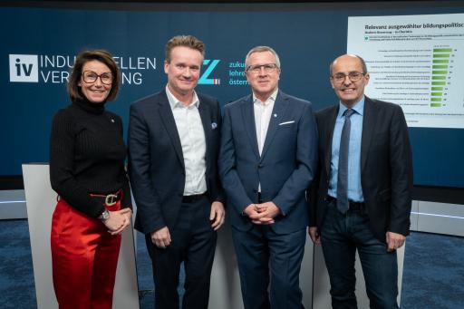  Monika Sandberger (Geschäftsführerin z.l.ö.), Georg Knill
(IV-Präsident), Robert Machtlinger (Präsident z.l.ö.) und Dr. David
Pfarrhofer (Studienautor und Institutsvorstand market) im Rahmen der
PK