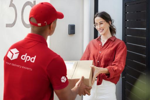  Paketübergabe an Kundin