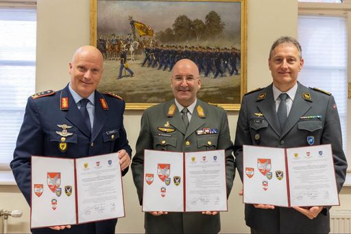 Generalleutnant Ingo Gerhartz, der Schweiz, Divisionär Peter Merz
und Österreichs, Generalmajor Gerfried Promberger