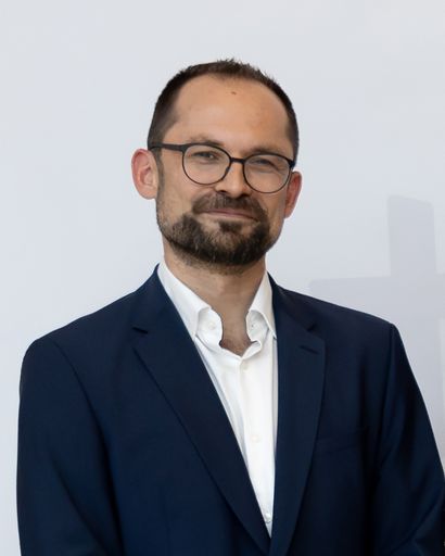  Begleitet von mehr als 400 Gästen fand am 17. Jänner 2025 im
Konventhospital der Barmherzigen Brüder Linz eine
„Weitergeben“-Feier der besonderen Art statt. Die Leitung des
renommierten Instituts für Sinnes- und Sprachneurologie (ISSN) wurde
von Univ. Prof. Primar Dr. Johannes Fellinger, der das Institut über
Jahrzehnte mit visionärem Weitblick und unermüdlichem Engagement
aufgebaut hat, an seinen Nachfolger, Primar Dr. Johannes Hofer,
übergeben.