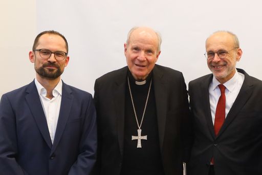 Vorschau Bild von Begleitet von mehr als 400 Gästen fand am 17. Jänner 2025 im
Konventhospital der Barmherzigen Brüder Linz eine
„Weitergeben“-Feier der besonderen Art statt. Die Leitung des
renommierten Instituts für Sinnes- und Sprachneurologie (ISSN) wurde
von Univ. Prof. Primar Dr. Johannes Fellinger, der das Institut über
Jahrzehnte mit visionärem Weitblick und unermüdlichem Engagement
aufgebaut hat, an seinen Nachfolger, Primar Dr. Johannes Hofer,
übergeben.