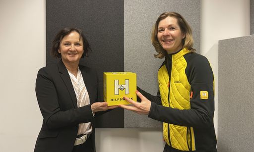 Vorschau Bild von Mag.a Sabine Maunz (links) übergibt die Leitung des Fachreferats
Pflege und Pflegepolitik im Hilfswerk Österreich an Mag.a (FH)
Angelika Kuhn.