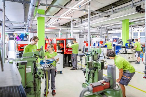 Vorschau Bild von Am W&H Campus lernen die Auszubildenden in top-ausgestatteten
Räumlichkeiten und modernem Ambiente.