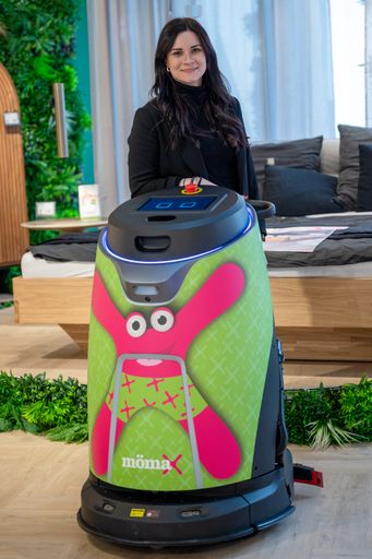 Vorschau Bild von Bettina Kuntner, Leiterin Marketing und PR Gausium Österreich,
zeigt sich erfreut, den Trendsetter im Möbeleinzelhandel auf dem Weg
in eine effizientere und nachhaltigere Zukunft dank der autonomen
Bodenreinigungsgeräten begleiten zu können