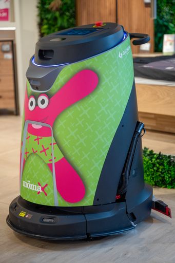 Vorschau Bild von Das europaweit auf Expansionskurs befindliche Trendmöbelhaus aus
Österreich integriert mit dem Scrubber 50 eine zukunftsweisende
Reinigungslösung in seine Filialen.