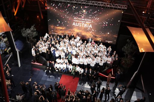 82 MICHELIN-Sterne, 33 Grüne Sterne & 43
Bib-Gourmand-Auszeichnungen für Österreich: Am 21. Jänner 2025 fand
im Hangar-7 die feierliche MICHELIN Guide Ceremony und Bekanntgabe
der neuen Österreich-Selektion 2025 statt.